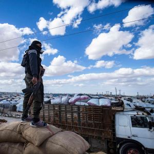 En SDF-soldat spanade ut över al-Hol den 18 mars. 