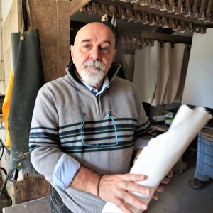 Federico Salvatore är egentligen pensionerad pappersmästare, men kom precis hem från en resa till Kanada. Intresset för handgjort papper är stort utanför Italien. Federico Salvatore, en skallig äldre man, står med en bunt papper i handen. Han är egentligen pensionerad pappersmästare, men kom precis hem från en resa till Kanada. Intresset för handgjort papper är stort utanför Italien.