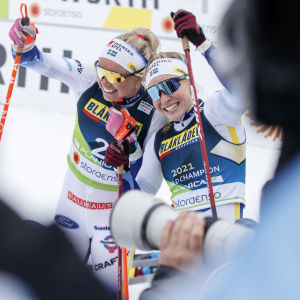 Ebba Ribom ja Jonna Sundling voittivat parisprintin MM-kultaa Planicassa.