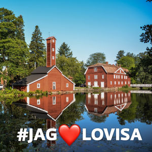 En vacker vy över röda hus och vatten, texten #jag❤️lovisa längst ner i högra hörnet