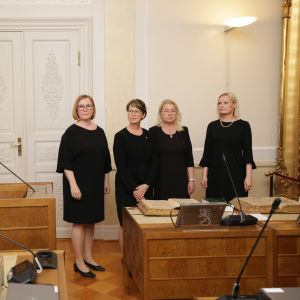 Orpon hallituksen uudet ministerit antavat virkavalan, virkavakuutuksen ja tuomarinvakuutuksen Valtioneuvoston linnassa.