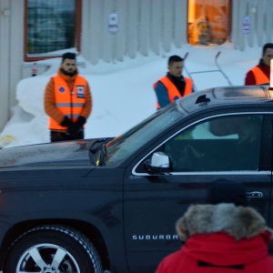 Ett av de tre lavinoffren transporteras bort från Blåbärsfjället.