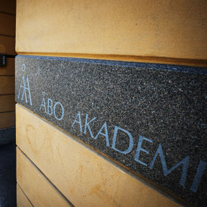 En skylt med Åbo Akademis logo.