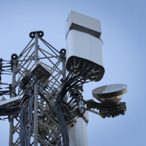 5g tukiasema telemastossa Helsingin Paloheinässä.