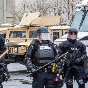 Läget är spänt i Minneapolis och nu har nattligt utegångsförbud blivit utlyst. Kravallutrustad polis stod på vakt utanför polisstationen i Minneapolis-förorten Brooklyn Center på måndagen, efter dödsskjutningen där.