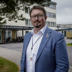 Mika Salminen är hälsosäkerhetschef på Institutet för hälsa och välfärd, och har blivit känd under coronaepidemin. Mika Salminen står framför Institutet för hälsa och välfärd