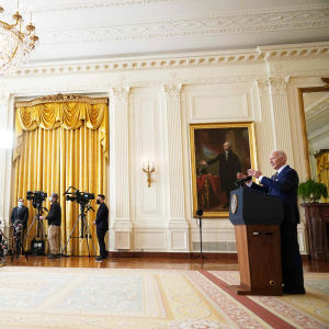 Joe Biden tiedotustilaisuudessa Valkoisessa talossa.