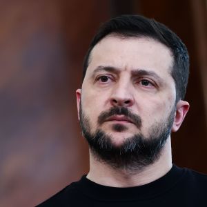 Ukrainan presidentti Volodymyr Zelenskyi katsoo lähikuvassa yläviistoon.