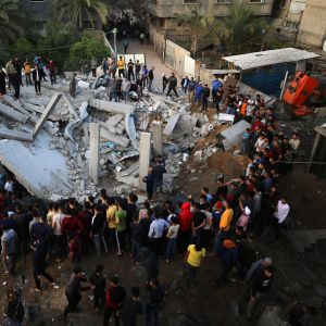 Palestiinalaiset tutkivat Israelin ilmaiskulla tuhoamaa taloa.