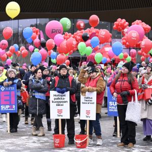Fackmedlemmar samlades i Helsingfors för att demonstrera mot försämrade rättigheter.