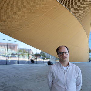 Mikael Harjula utanför Oodi. 