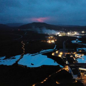 Magma lyser upp himlen nära Grindavík på Island den 19 mars 2021.