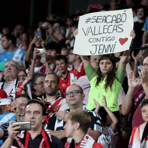  "Med dig Jenni" står det på en skylt inför en fotbollsmatch i Madrid.