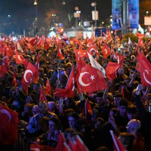 Anhängare till oppositionspartiet CHP firar partiets valseger i Istanbul.