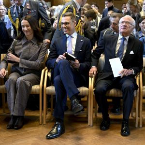 Göteborgin ylopiston juhlasalissa istuvat rivissä Suzanne Innes-Stubb, presidentti Alexander Stubb, kuningas Kaarle Kustaa ja kuningatar Silvia.
