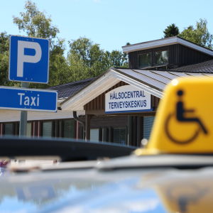 Ingången till HVC i Närpes. I förgrunden skymtar en gul taxiskylt.