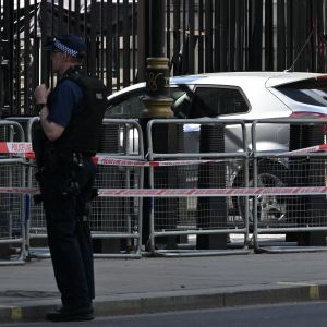 Autoilija törmäsi Downing Streetin porttiin Lontoossa torstaina 25. toukokuuta.