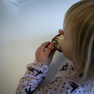 anonyymi lapsi syö leipää touhulan päiväkodissa