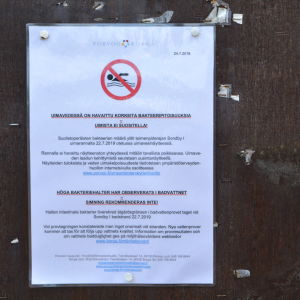 En varning spikades upp på anslagstavlan vid Sondby 1. Varningsskylt för tarmbakterier i badvattnet.