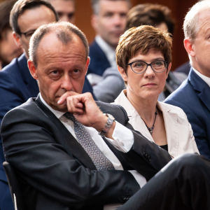 Friedrich Merz riktar indirekt kritik mot Annegret Kramp-Karrenbauer. Bilden är från en konferens sommaren 2019. Friedrich Merz sitter brevid Annegret Kramp-Karrenbauer i en mötessal.
