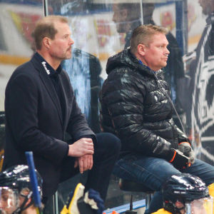 Pekka Virta lotsar Lukko från sin barstol i spelarbåset. Till vänster assisterande tränaren Erik Hämäläinen. Pekka Virta lotsar Lukko från sin barstol i spelarbåset. Till vänster assisterande tränaren Erik Hämäläinen.