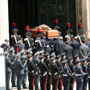 Berlusconin arkkua kannetaan katedraaliin.