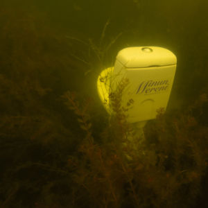 En toalettstol som har sänkts i havet.