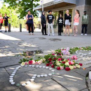  Blommor och ljus på marken dagen efter en skottlossning då en 15-pojke dog.