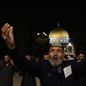 Muslimer deltar i kvällsbön vid al-Aqsamoskén i Jerusalem den 8 april 2023.