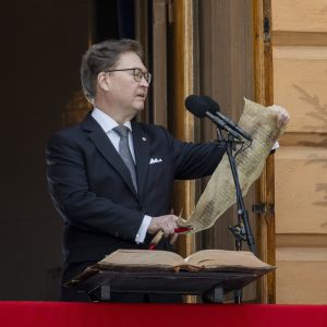Turun kaupungin protokollapäällikkö Mika Akkanen luki joulurauhan julistuksen Brinkkalan talon parvekkeelta Turussa.