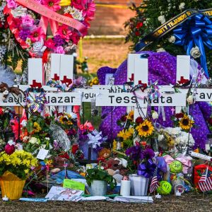 Blommor och kors till minne av offren för skolmassakern i Uvalde i Texas den 24 maj 2022.