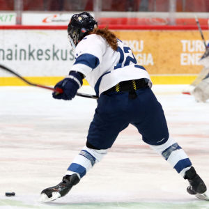 Susanna Tapani ett viktigt målhot. Susanna Tapani skjuter, Finland-Ryssland.