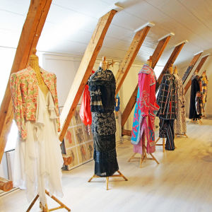 Scenkläder uppställda på rad