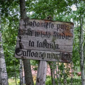 Kyltissä tekstiä Pahanteko puistossa mistä laadusta tahansa sakkoa 50 markkaa