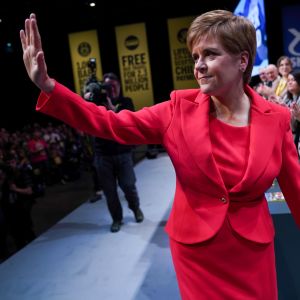 Nicola Sturgeon vinkar.