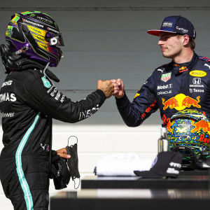 Max Verstappen gratulerar Lewis Hamilton.