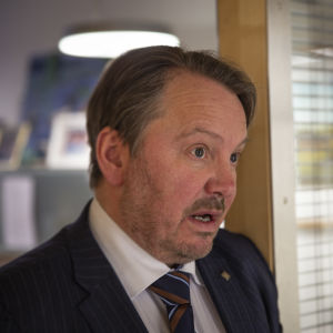 SFP:s Mats Nylund vid dörren till sitt arbetsrum i riksdagen. 