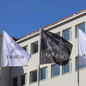 Svenska Handelshögskolan i Helsingfors, Hanken, flaggor utanför byggnaden i Helsingfors. 