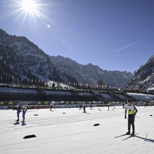 Åkare testar skidor i Planica.
