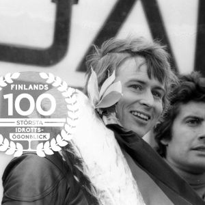 Jarno Saarinen, Giacomo Agostini och Hideo Kanaya på prispallen, Nürburgring 1973. Med logon för Finlands 100 största idrottsögonblick.