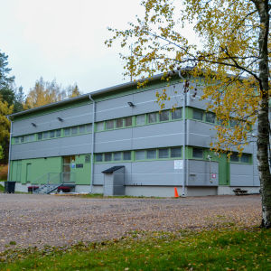 Vattenverk i höstlandskap.