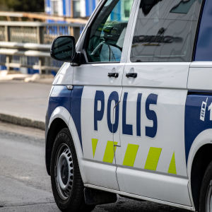 Poliisiauton kylki.