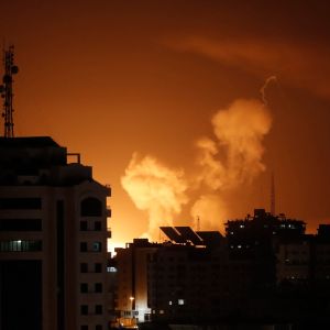 Byggnader har skadats på Gazaremsan efter israeliska attacker tidigt på långfredagsmorgonen 2023.