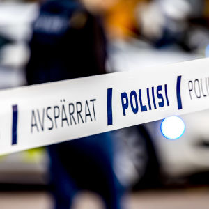 Poliisin eristysnauhassa lukee ruotsiksi ja suomeksi tekstiä. 