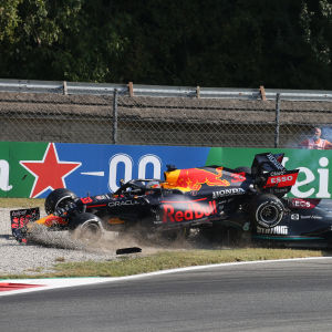 Verstappen och Hamilton krockar på Monza.