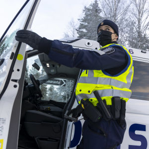 rikoskonstaapeli Erno Sivula tulee ulos partioautosta ja alkaa suorittaa puhallusratsiaa Suonenjoella.