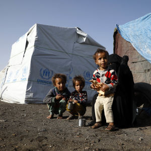 Barn i tältby i Jemen ser mot kameran.