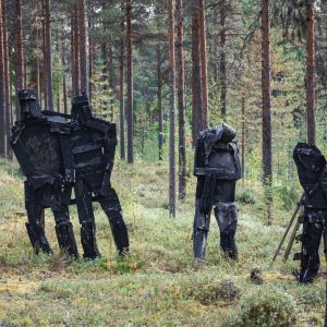 Mustia hahmoja metsässä, taideteoksia