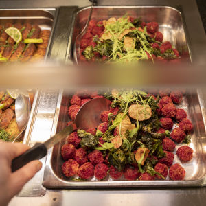Kasvispyöryköitä buffetissa.