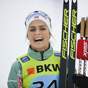Therese Johaug firar seger i Davos.